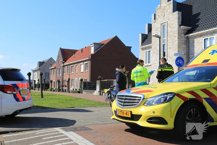 Overstekend fietsster aangereden door auto
