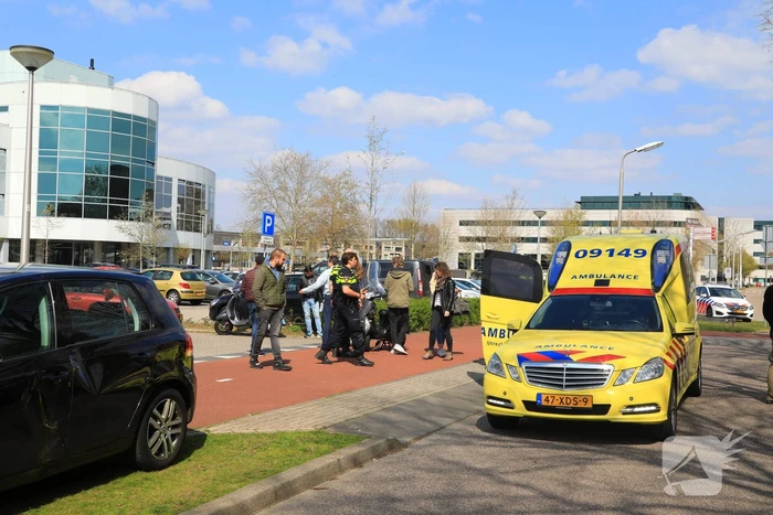 Automobilist ziet scooterrijdster over het hoofd
