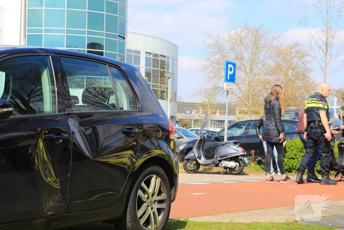Automobilist ziet scooterrijdster over het hoofd