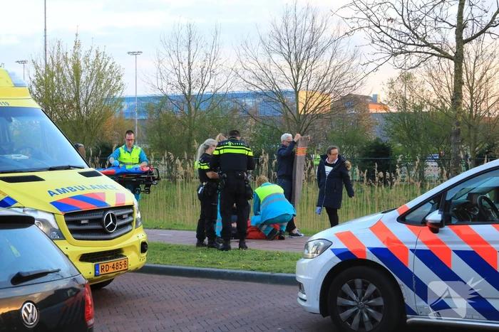 E-bikester gaat hard onderuit en raakt gewond