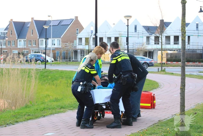 E-bikester gaat hard onderuit en raakt gewond