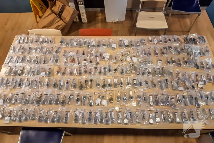 Politie-inval woning Vathorst: 84.375 euro en 374 nep-Rolex horloges