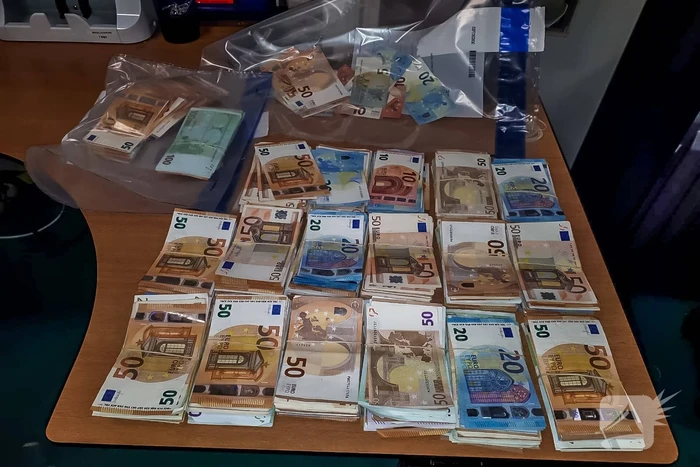 Politie-inval woning Vathorst: 84.375 euro en 374 nep-Rolex horloges