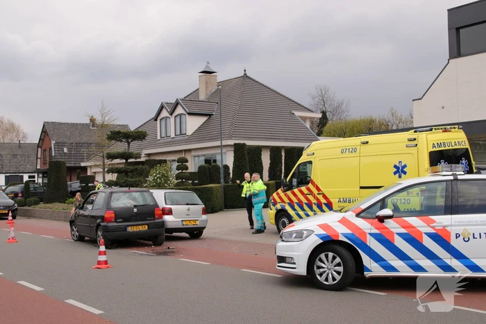 Auto botst op wegrijdende auto van parkeerplaats