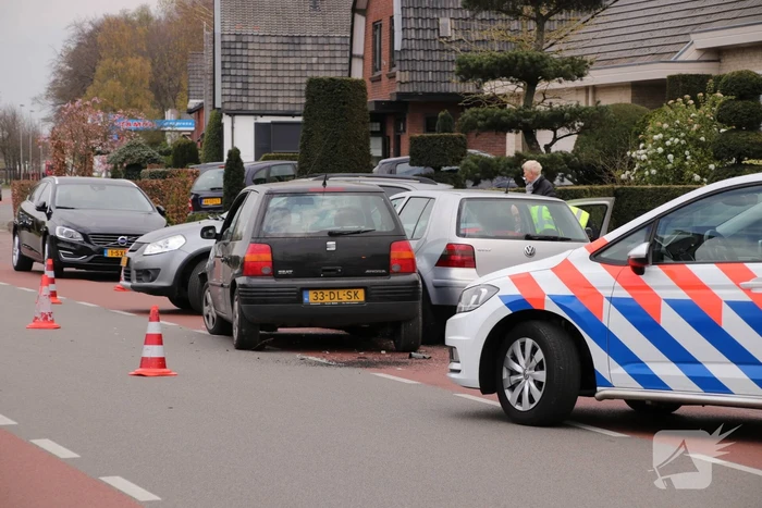 Auto botst op wegrijdende auto van parkeerplaats