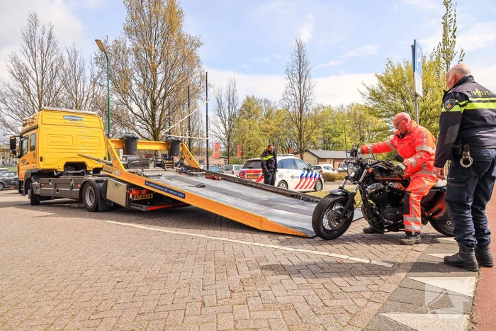 Motorrijder onderuit en raakt zwaargewond