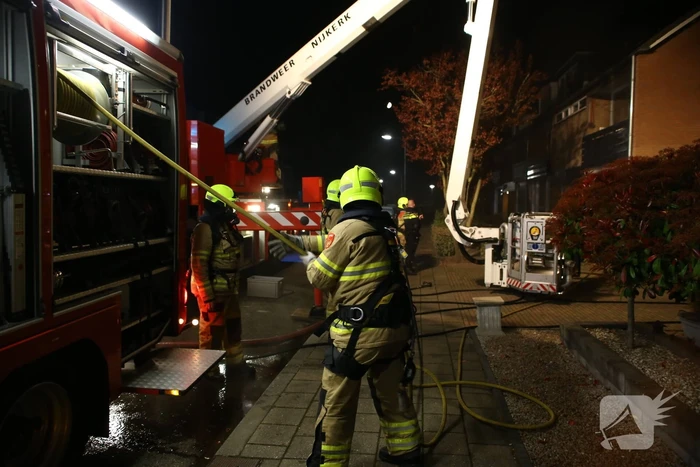 Hevige rookontwikkeling tijdens brand in dak
