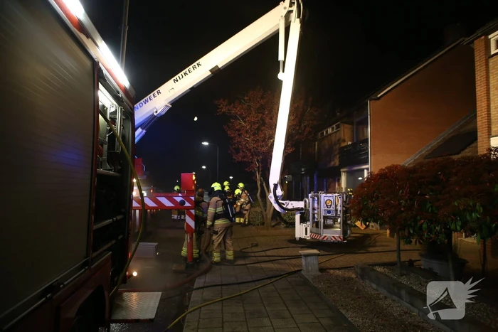 Hevige rookontwikkeling tijdens brand in dak