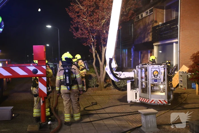 Hevige rookontwikkeling tijdens brand in dak