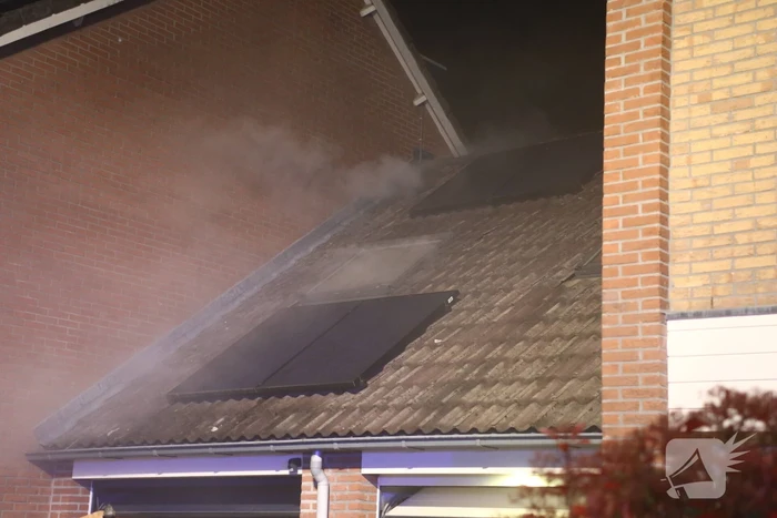 Hevige rookontwikkeling tijdens brand in dak