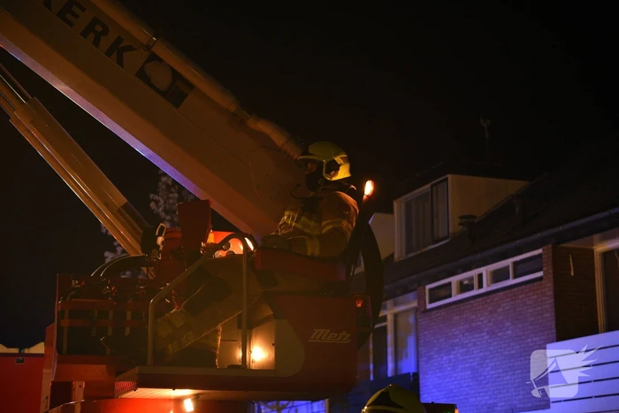 Hevige rookontwikkeling tijdens brand in dak