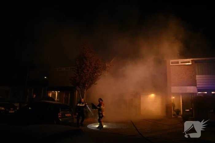 Hevige rookontwikkeling tijdens brand in dak