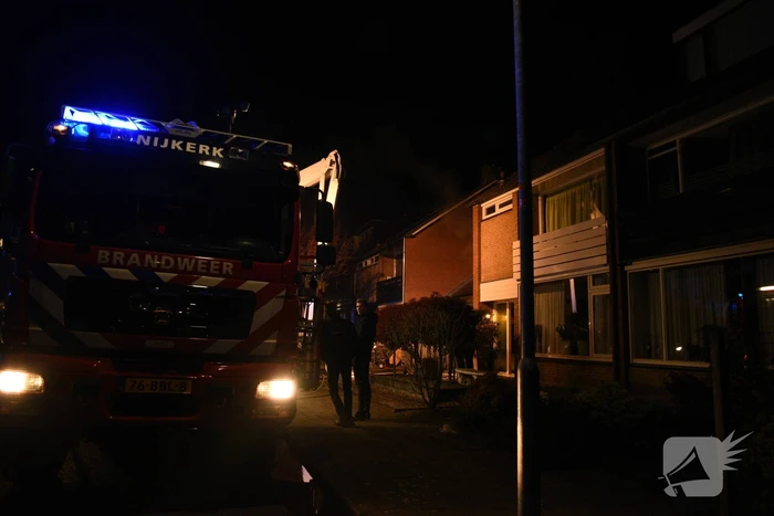 Hevige rookontwikkeling tijdens brand in dak