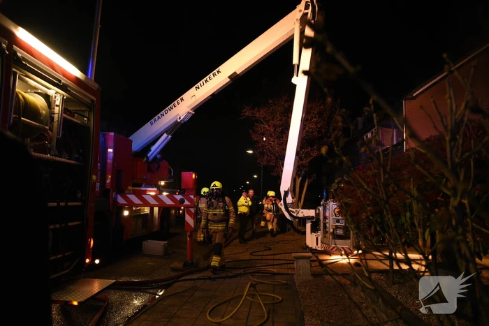 Hevige rookontwikkeling tijdens brand in dak