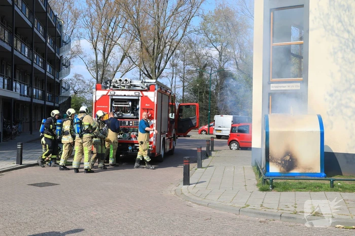 Papiercontainer in brand gestoken