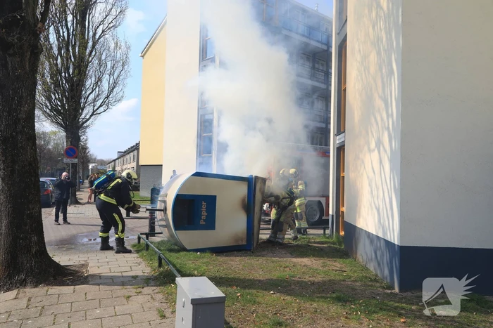 Papiercontainer in brand gestoken