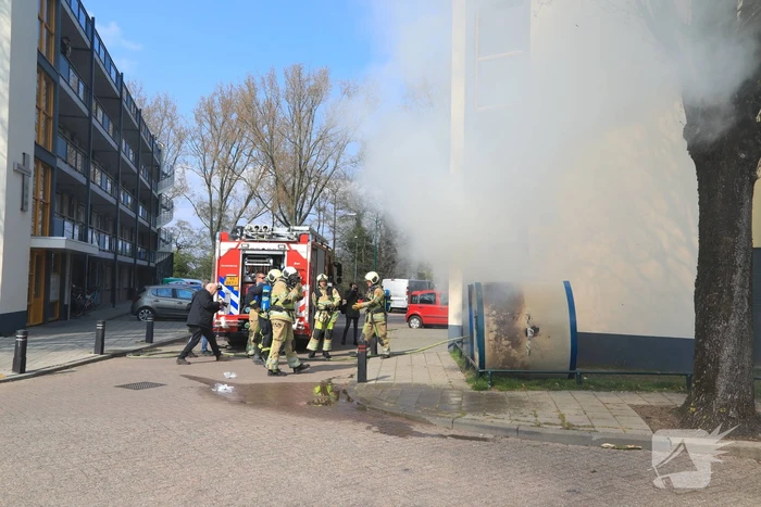 Papiercontainer in brand gestoken