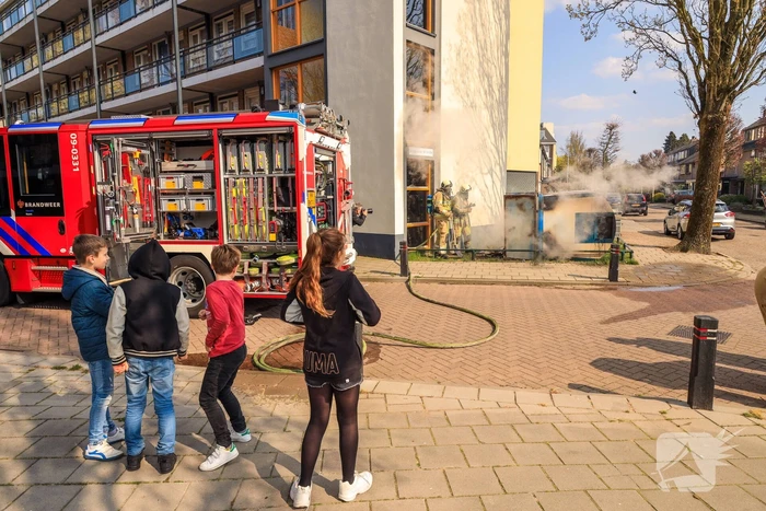 Papiercontainer in brand gestoken