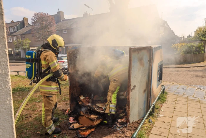Papiercontainer in brand gestoken