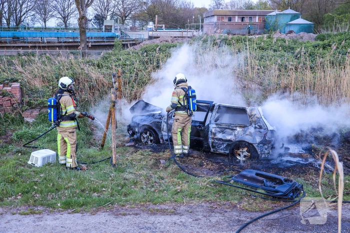 Voertuig verwoest door brand