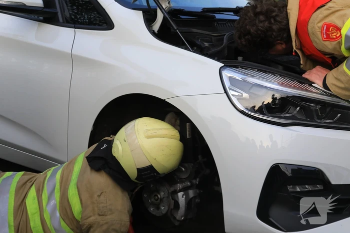 Poes Soba vast in motorcompartiment