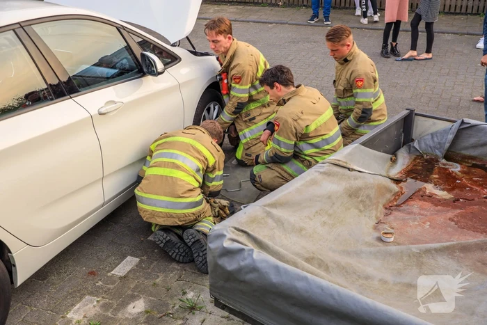 Poes Soba vast in motorcompartiment