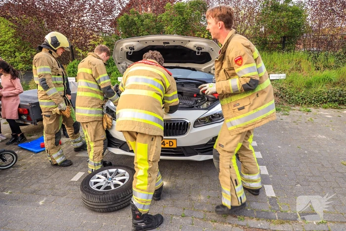 Poes Soba vast in motorcompartiment