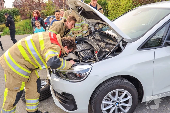 Poes Soba vast in motorcompartiment