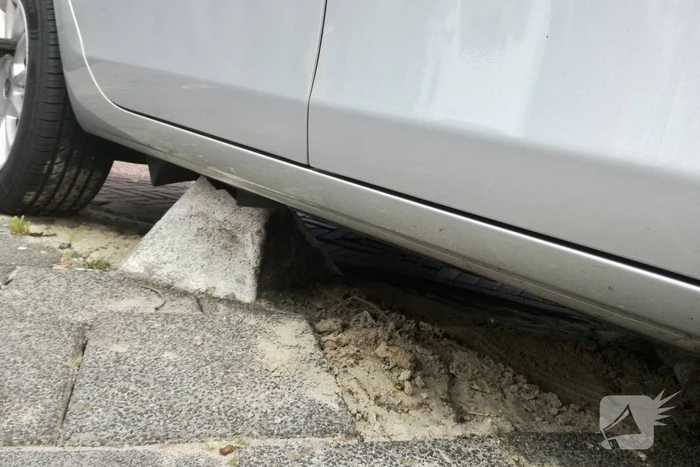 Bestuurster rijdt zich vast op betonblok