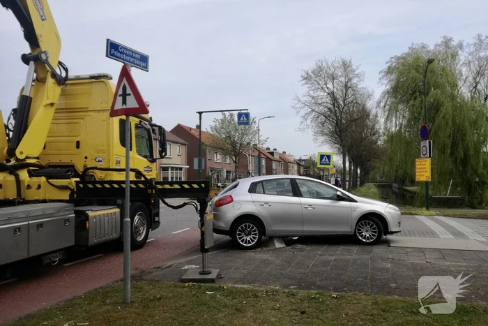 Bestuurster rijdt zich vast op betonblok