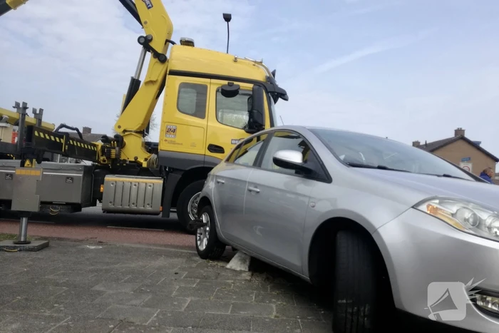 Bestuurster rijdt zich vast op betonblok