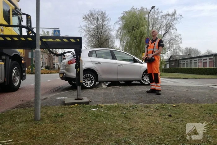 Bestuurster rijdt zich vast op betonblok