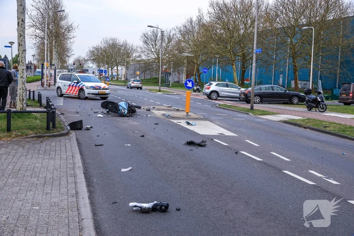 Flinke ravage na aanrijding tussen auto en scooter