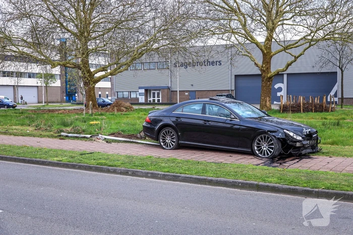 Flinke ravage na aanrijding tussen auto en scooter