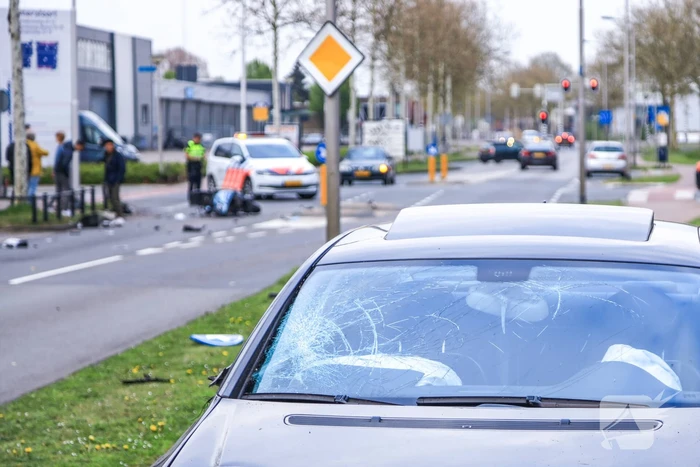 Flinke ravage na aanrijding tussen auto en scooter