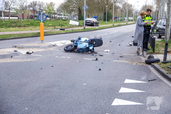 Flinke ravage na aanrijding tussen auto en scooter