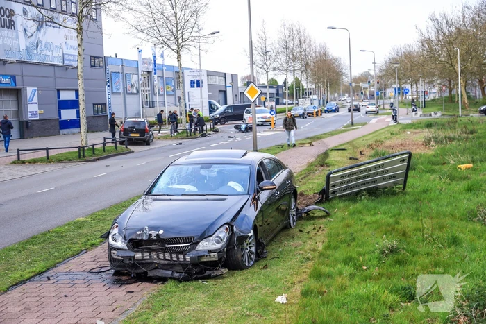 Flinke ravage na aanrijding tussen auto en scooter