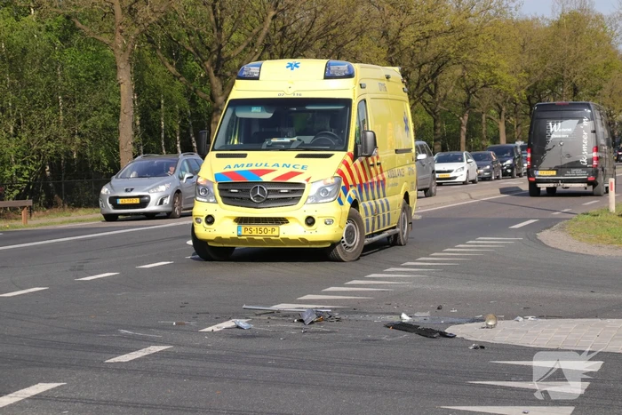 Motorrijder gewond na aanrijding met auto