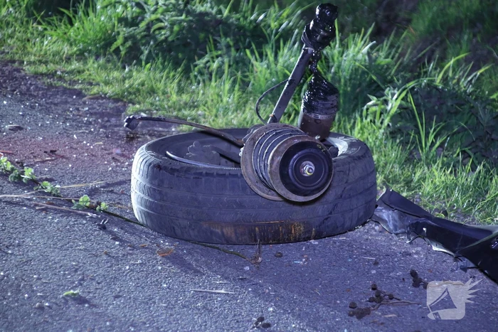 Auto beland op zijn dak na botsing met boom