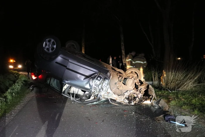 Auto beland op zijn dak na botsing met boom
