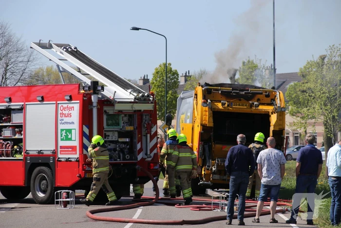 Inhoud vuilniswagen in brand