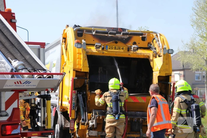 Inhoud vuilniswagen in brand