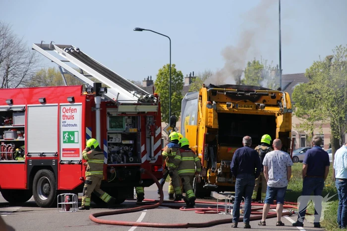 Inhoud vuilniswagen in brand
