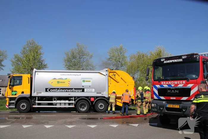 Inhoud vuilniswagen in brand