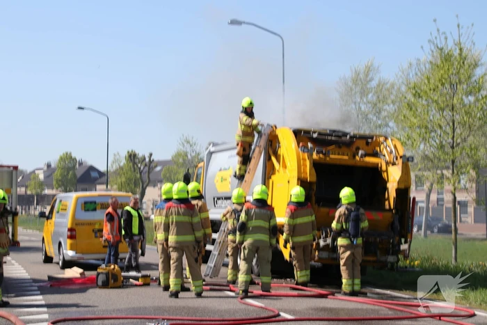 Inhoud vuilniswagen in brand