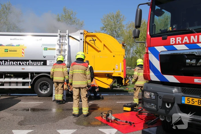 Inhoud vuilniswagen in brand
