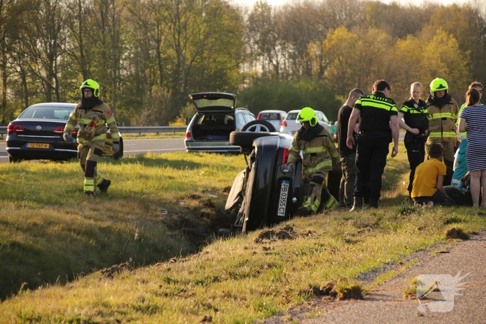 Auto raakt van snelweg belandt in sloot