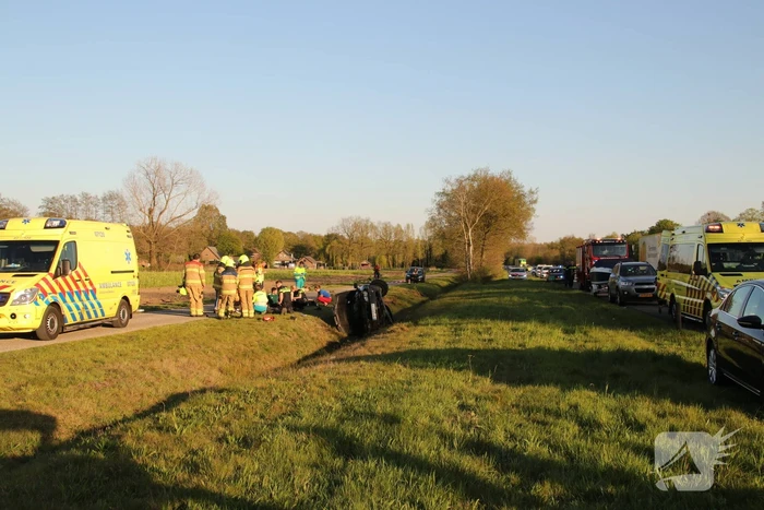 Auto raakt van snelweg belandt in sloot
