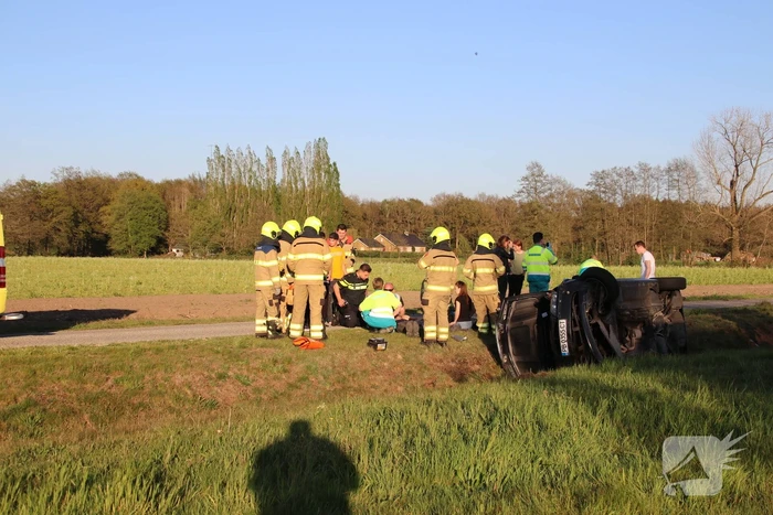 Auto raakt van snelweg belandt in sloot