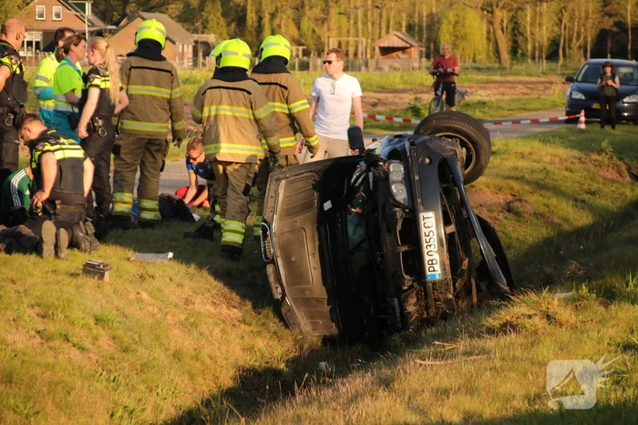 Auto raakt van snelweg belandt in sloot